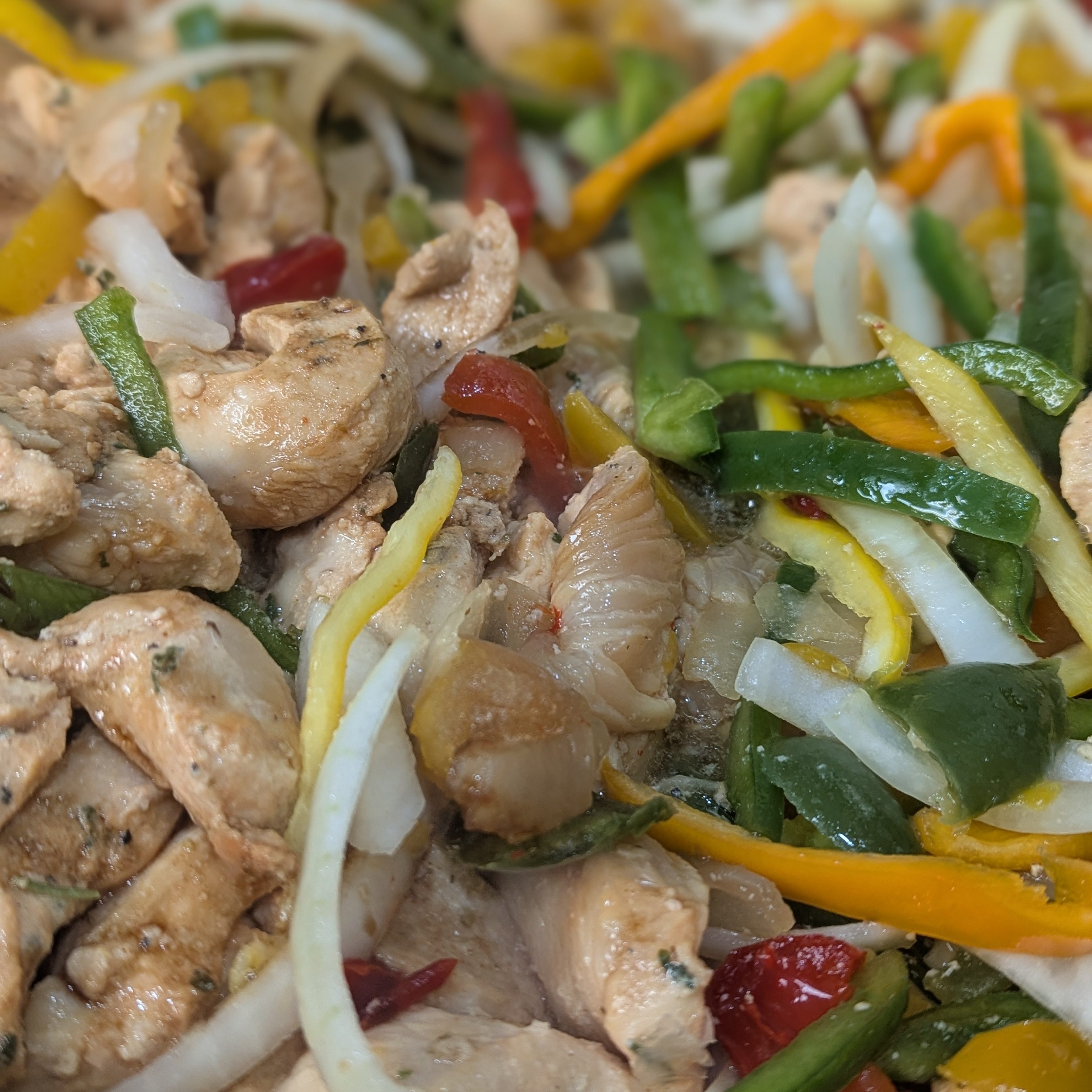 Pollo Salteado Cebolla y Pimientos / Chicken Stir Fried.